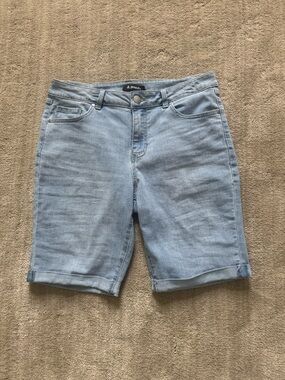 d. jeans Light Wash Denim Shorts in Pale Blue